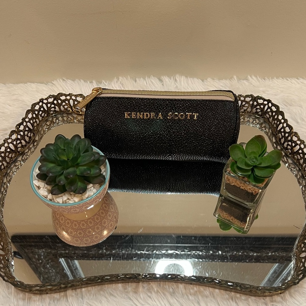 KENDRA SCOTT BLACK ROUND COSMETIC OR TRAVEL JEWELRY CASE NWOT